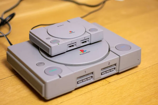 Ein Playstion Klassiker Auf Einer Originalen Playstation Ein Vergleich Der — Stockfoto