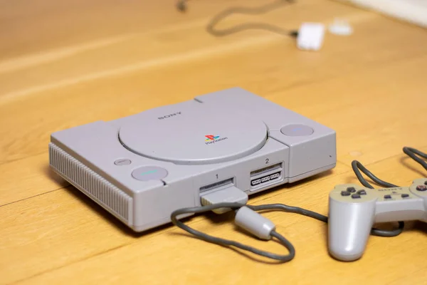 Orijinal bir Playstation 1, Sony tarafından, ahşap bir zeminde..