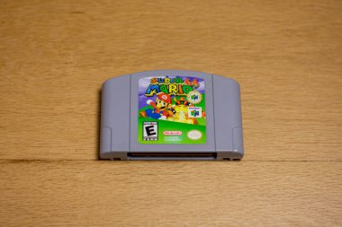 Tahta zeminde Nintendo 64 için bir Super Mario 64 fişeği..