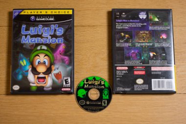 Luigi 'nin Konağı için ahşap zeminde Nintendo Oyun Küpü Diski..