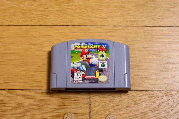 Nintendo 64 için ahşap zeminde bir Mario Kart 64 fişeği..
