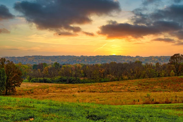 Uma Bela Paisagem Outono Com Brilhante Dramático Pôr Sol Laranja — Fotografia de Stock