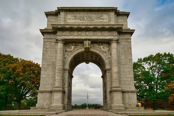 Valley Forge Ulusal Tarih Parkı 'ndaki Ulusal Anma Kemeri Açık Bir Sonbahar Günü
