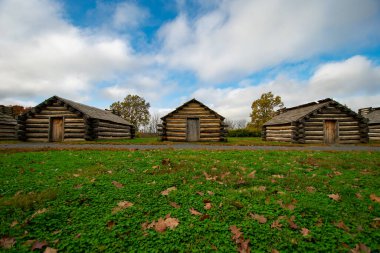 General Muhlenberg 'in Valley Forge Ulusal Parkındaki Tugay Kulübelerinin kopyaları