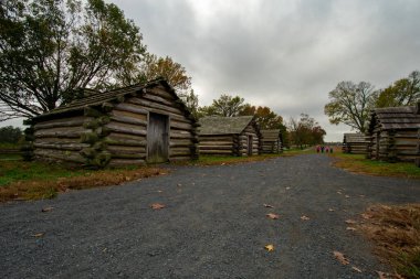 General Muhlenberg 'in Valley Forge Ulusal Parkındaki Tugay Kulübelerinin kopyaları