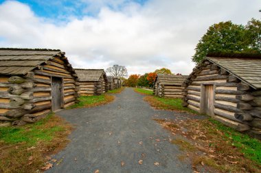 General Muhlenberg 'in Valley Forge Ulusal Parkındaki Tugay Kulübelerinin kopyaları