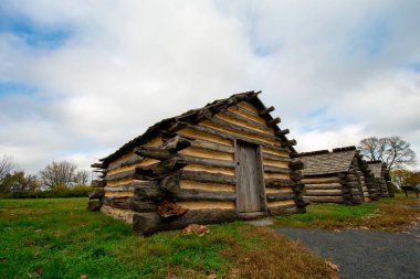 General Muhlenberg 'in Valley Forge Ulusal Parkındaki Tugay Kulübelerinin kopyaları