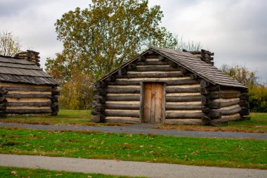 General Muhlenberg 'in Valley Forge Ulusal Parkındaki Tugay Kulübelerinin kopyaları