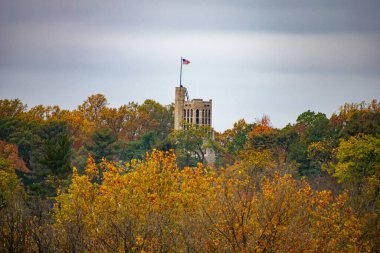 Valley Forge Ulusal Parkı 'ndaki Washington Anıt Kilisesi' nin Sonbahar Ağaçlarının Üzerindeki Kulesi