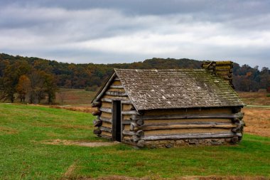 Valley Forge Ulusal Parkı 'ndaki Açık Arazide Yeniden Yapılandırılmış Kütük Kulübesi