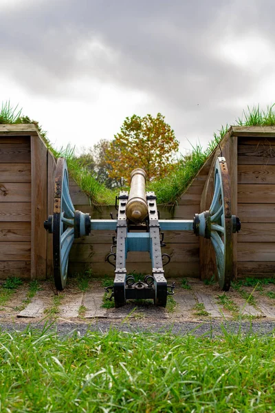 Cannone Dell Era Della Guerra Rivoluzionaria Che Guarda Fuori Dalla — Foto Stock