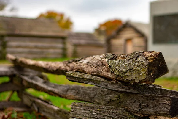 Close Shot Wooden Fence Revoluationary War Era Replica Log Huts — 스톡 사진