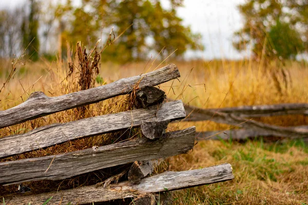 Una Simple Cerca Madera Vieja Con Campo Naranja Detrás Ella — Foto de Stock