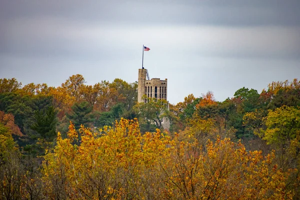 Valley Forge Ulusal Parkı 'ndaki Washington Anıt Kilisesi' nin Sonbahar Ağaçlarının Üzerindeki Kulesi