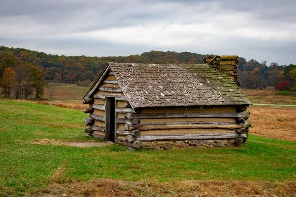 Valley Forge Ulusal Parkı 'ndaki Açık Arazide Yeniden Yapılandırılmış Kütük Kulübesi