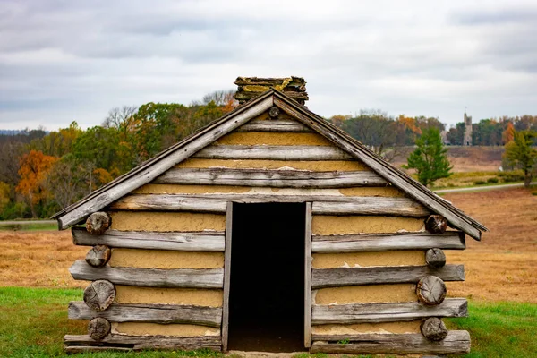 Valley Forge Ulusal Parkı 'ndaki Açık Arazide Yeniden Yapılandırılmış Kütük Kulübesi