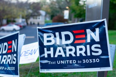 3 Kasım 2020 - Elkins Park, Pennsylvania: Elkins Park, Pennsylvania 'daki bir oy kullanma merkezinde Biden Harris Tabelası