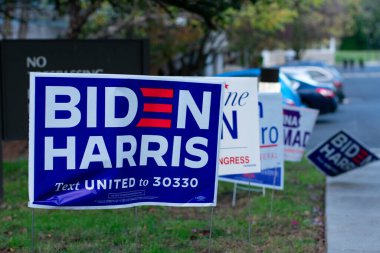 3 Kasım 2020 - Elkins Park, Pennsylvania: Elkins Park, Pennsylvania 'daki bir oy kullanma merkezinde Biden Harris Tabelası