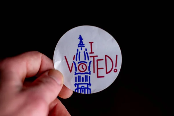 3 Kasım 2020 - Elkins Park, Pennsylvania: Siyah Arkaplanda Dalgayla Mavi Oy Verdiğimi söyleyen Bir El Tarafından Tutulan Seçim Günü Etiketi