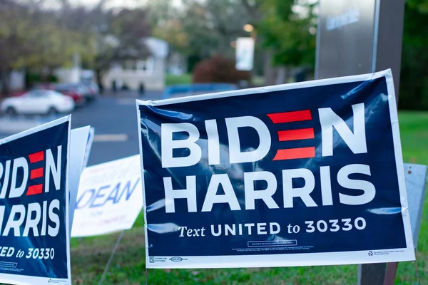 3 Kasım 2020 - Elkins Park, Pennsylvania: Elkins Park, Pennsylvania 'daki bir oy kullanma merkezinde Biden Harris Tabelası