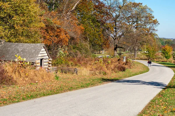 Malá Cesta Dřevěnou Chatou Párem Kráčející Národním Historickém Parku Valley — Stock fotografie