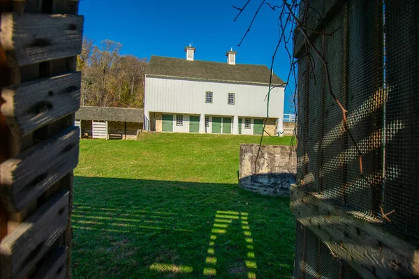 Valley Forge Ulusal Parkında Büyük Beyaz Ahır — Stok fotoğraf