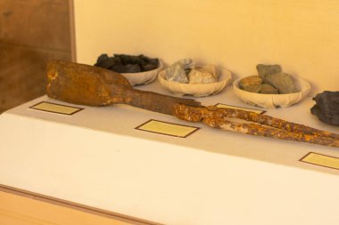 Valley Forge Ulusal Tarih Parkı 'nda Forge' da bir sergide Eski Metal Pense seti.