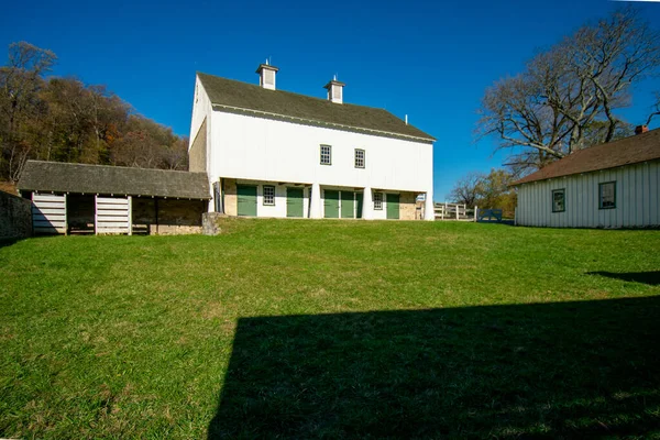 Large White Barn Clear Blue Autumn Day Valley Forge National — Stock Photo, Image