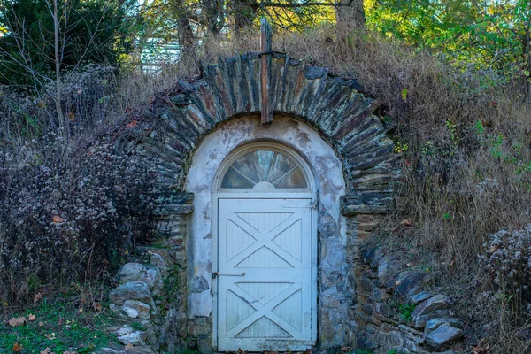 Una Vieja Puerta Madera Arco Adoquinado Que Conduce Búnker Debajo — Foto de Stock