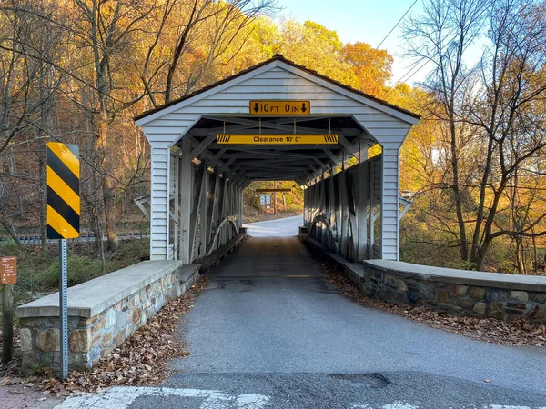 Knox Köprüsü, Valley Forge Ulusal Parkı 'ndaki Sunset' te açık bir sonbahar gününde açıldı.