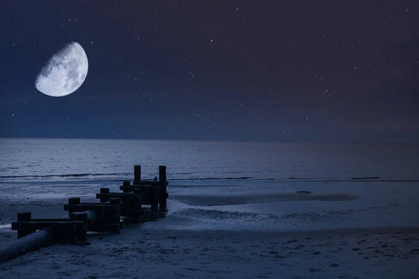 Céu Noturno Com Meia Lua Estrelas Sobre Praia Oceano Com — Fotografia de Stock