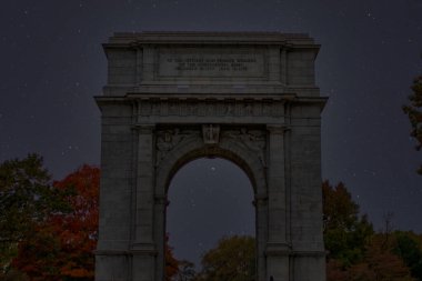 Valley Forge Ulusal Tarih Parkı 'ndaki Ulusal Anıt Kemeri arkasında yıldızlarla dolu bir gökyüzü var.