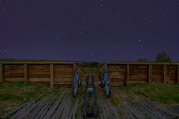 Valley Forge Ulusal Tarih Parkı 'ndaki bir top Yıldızlarla dolu bir Gökyüzü ile Gece Orman Duvarı' na bakıyor