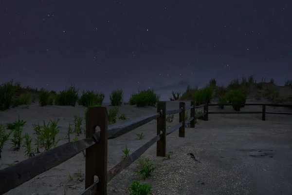 Strandväg Med Staket Sidan Och Natthimmel Full Stjärnor — Stockfoto