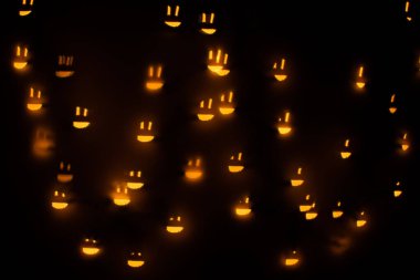 Sarı Gülen Surat Siyah Arkaplanda Bokeh Şeklinde