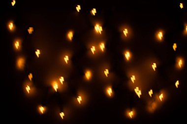 Siyah Arkaplanda Sarı Şimşek Biçimli Bokeh