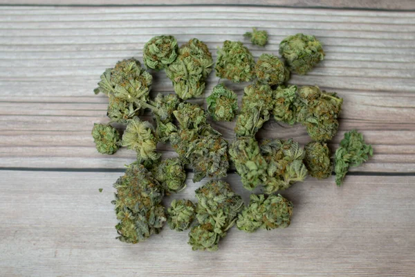 Pile Light Zöld Cannabis Nugs Egy Fából Készült Háttér — Stock Fotó