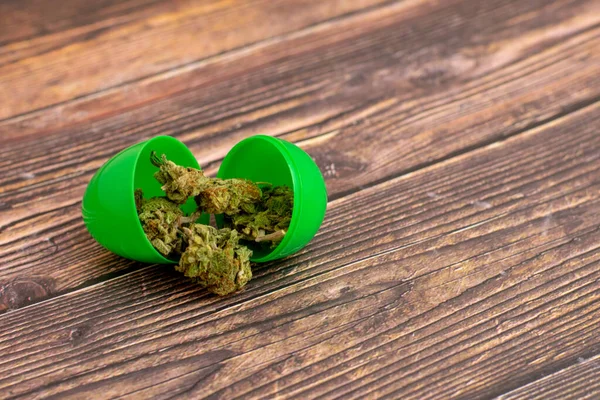 Ovo Páscoa Plástico Aberto Verde Com Nugs Canábis Verde Claro Imagem De Stock