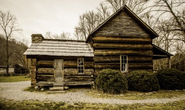 Dumanlı dağ Appalachian çiftlik evi