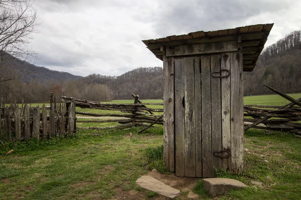 Wooden Outhouse In the Smoky Mountains — стоковое фото