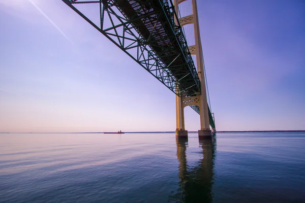 Sous le puissant pont Mackinaw dans le Michigan — Photo