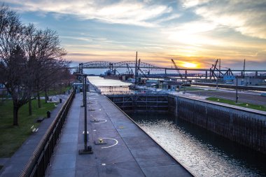 Günbatımı üzerinde Sault Ste Marie manzarası ve çok kilitler