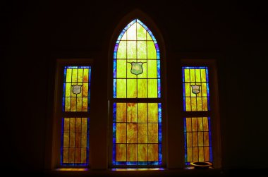 Bir kilise vitray pencereden ışık