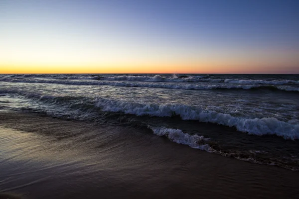 Vagues au coucher du soleil — Photo