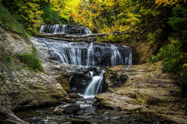 Chutes de sable dans les rochers photographiés National Lakeshore au Michigan — Photo