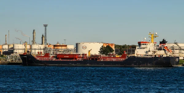 Great Lakes Freighter en la refinería canadiense de petróleo de Esso — Foto de Stock