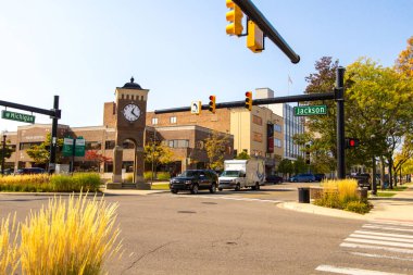 Jackson, Michigan, ABD - 9 Ekim 2020: Michigan 'ın güney yarımadasında yer alan Amerika' nın orta batı şehri Jackson 'ın şehir merkezi ve şehir sokakları.