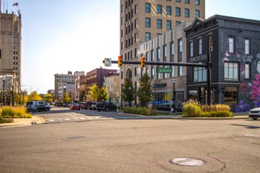 Jackson, Michigan, ABD - 9 Ekim 2020: Michigan 'ın güney yarımadasında yer alan Amerika' nın orta batı şehri Jackson 'ın şehir merkezi ve şehir sokakları.