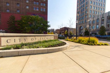 Jackson, Michigan, ABD - 9 Ekim 2020: Şehir merkezi ve Amerikan Midwest kasabası Jackson, Michigan 'daki hoş geldin tabelası.