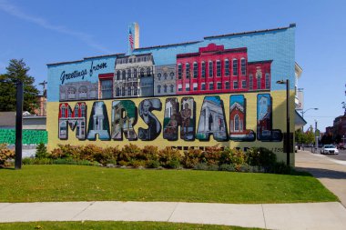 Marshall, Michigan, ABD - 9 Ekim 2020: Küçük orta batı kasabasının merkezindeki Marshall Michigan tabelasına hoş geldiniz.